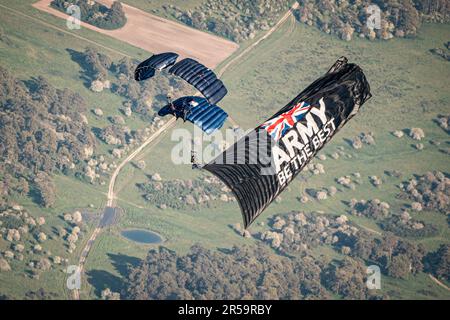 Tiger, die in Fallschirmformation über der Landschaft von Wiltshire mit einer riesigen Flagge der britischen Armee eingesperrt sind, beim letzten Trainingssprung vor der englischen Riviera Airshow in Torbay am Samstag, den 3. Und Sonntag, den 4. Juni, als Tigers Army Parachute Display Team, Führen Sie Luftbohrungen und Ausstellungsformationen am Netheravon Flugplatz in Wiltshire durch. Foto: Donnerstag, 1. Juni 2023. Stockfoto