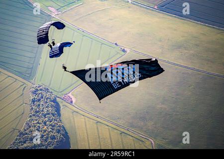 Tiger, in Fallschirmformation mit einer riesigen Flagge der britischen Armee, schweben auf dem letzten Trainingssprung über die Landschaft von Wiltshire vor der englischen Riviera Airshow in Torbay am Samstag, den 3. Und Sonntag, den 4. Juni, als Tigers Army Parachute Display Team, Führen Sie Luftbohrungen und Ausstellungsformationen am Netheravon Flugplatz in Wiltshire durch. Foto: Donnerstag, 1. Juni 2023. Stockfoto