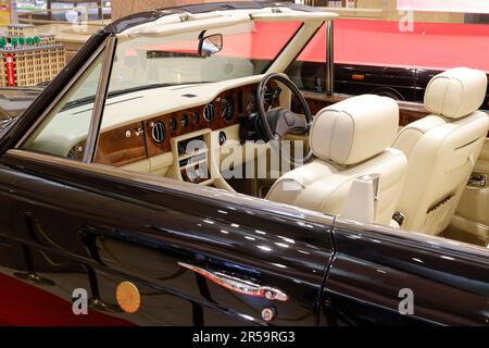 ROLLS-ROYCE CABRIO FÜR DAS KAISERLICHE PAAR FÜR DIE HOCHZEITSPARADE IM TAKASHIMAYA FLAGSHIP STORE Stockfoto