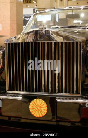 ROLLS-ROYCE CABRIO FÜR DAS KAISERLICHE PAAR FÜR DIE HOCHZEITSPARADE IM TAKASHIMAYA FLAGSHIP STORE Stockfoto