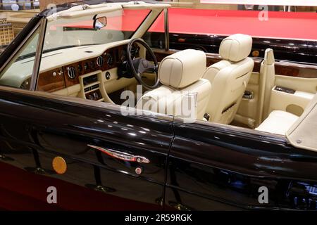 ROLLS-ROYCE CABRIO FÜR DAS KAISERLICHE PAAR FÜR DIE HOCHZEITSPARADE IM TAKASHIMAYA FLAGSHIP STORE Stockfoto