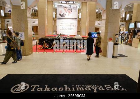 ROLLS-ROYCE CABRIO FÜR DAS KAISERLICHE PAAR FÜR DIE HOCHZEITSPARADE IM TAKASHIMAYA FLAGSHIP STORE Stockfoto