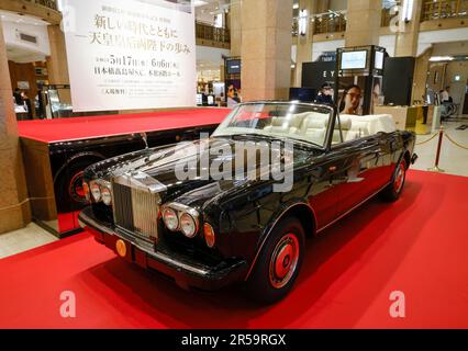 ROLLS-ROYCE CABRIO FÜR DAS KAISERLICHE PAAR FÜR DIE HOCHZEITSPARADE IM TAKASHIMAYA FLAGSHIP STORE Stockfoto