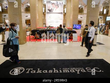 ROLLS-ROYCE CABRIO FÜR DAS KAISERLICHE PAAR FÜR DIE HOCHZEITSPARADE IM TAKASHIMAYA FLAGSHIP STORE Stockfoto