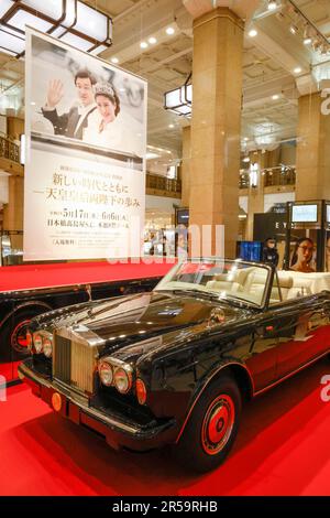 ROLLS-ROYCE CABRIO FÜR DAS KAISERLICHE PAAR FÜR DIE HOCHZEITSPARADE IM TAKASHIMAYA FLAGSHIP STORE Stockfoto