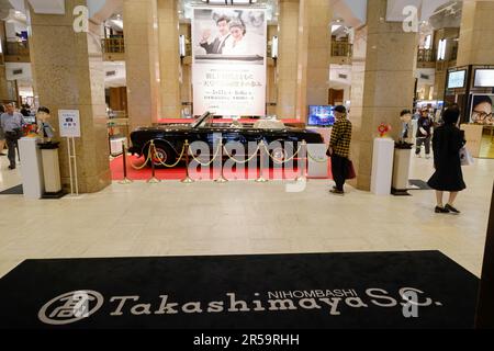 ROLLS-ROYCE CABRIO FÜR DAS KAISERLICHE PAAR FÜR DIE HOCHZEITSPARADE IM TAKASHIMAYA FLAGSHIP STORE Stockfoto