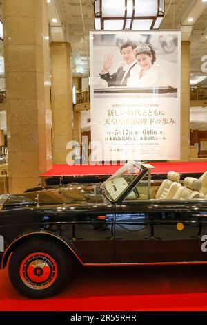 ROLLS-ROYCE CABRIO FÜR DAS KAISERLICHE PAAR FÜR DIE HOCHZEITSPARADE IM TAKASHIMAYA FLAGSHIP STORE Stockfoto