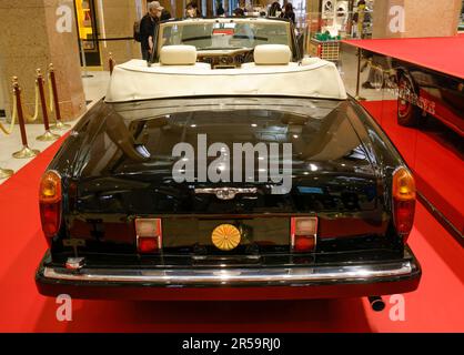 ROLLS-ROYCE CABRIO FÜR DAS KAISERLICHE PAAR FÜR DIE HOCHZEITSPARADE IM TAKASHIMAYA FLAGSHIP STORE Stockfoto