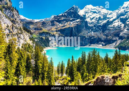 Malerischer Blick auf den See Oeschinen (Oeschinensee) und den Berg Blüemlisalp, Schweiz Stockfoto