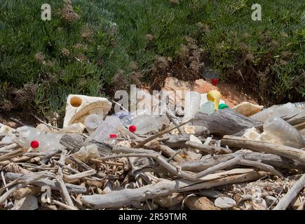 Kunststoff Suppe; viel plastik Müll an Land am Strand von Kreta gewaschen Stockfoto