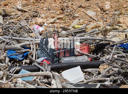 Kunststoff Suppe; viel plastik Müll an Land am Strand von Kreta gewaschen Stockfoto