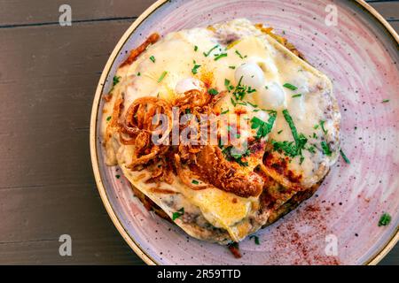 Raclette Rösti im Stadthaus Swiss Restaurant, Unterseen, Schweiz Stockfoto