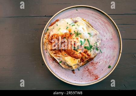 Raclette Rösti im Stadthaus Swiss Restaurant, Unterseen, Schweiz Stockfoto