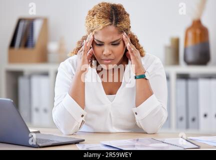 Psychische Gesundheit, Geschäftsfrau mit Kopfschmerzen und Stress an ihrem Schreibtisch im Büro. Depression oder Müdigkeit, Problem oder Fehler und weibliche Person, die auf sitzt Stockfoto