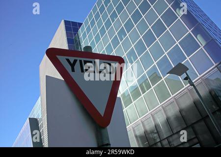 Das Straßenschild befindet sich außerhalb des Grand Canal Theatre, heute Bord Gáis Energy Theatre, am Grand Canal Dock in Dublin, Irland, mit modernem Glas Stockfoto