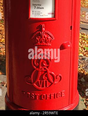 Eduard VII. Königliche Chiffre (er VII) in einem traditionellen roten Briefkasten der Royal Mail in York, England. Die Edwardianische Krone und das Monogramm Stockfoto
