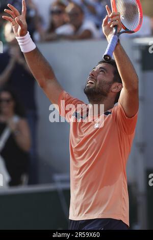 Paris, Frankreich - 1. Juni 2023 feiert Genaro Alberto Olivieri aus Argentinien seinen Sieg über Andrea Vavassori (Italien) am 5. Tag der French Open 2023, Roland-Garros 2023, zweites Grand-Slam-Tennisturnier des Jahres, am 1. Juni 2023 im Stade Roland-Garros in Paris, Frankreich - Foto: Jean Catuffe/DPPI/LiveMedia Stockfoto