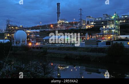 ICI Castner Kellner, jetzt Ineos Chlor Industrial Chemical Works, Mersey / Weaver River, Western Point, Runcorn, Halton, Cheshire, England, Großbritannien in der Abenddämmerung Stockfoto