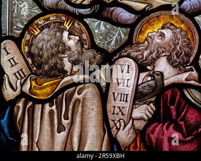 Buntglas, das die zehn Gebote darstellt, in der St. Oswald's Church, Lower Peover, Crown Lane, Knutsford, Cheshire, ENGLAND, GROSSBRITANNIEN, WA16 9PY Stockfoto