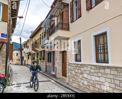 Junger Biker, Hotels in der Paleologou Straße in Kale, Zitadelle in Ioannina, Epirus Region, Griechenland Stockfoto