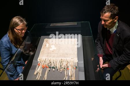 National Museum of Scotland, Edinburgh, Schottland, Großbritannien, 2. Juni 2023. Deklaration von Arbroath: Seit 18 Jahren nicht gesehen, wird das zerbrechliche 703 Jahre alte Dokument einen Monat lang der Öffentlichkeit ausgestellt. Im Bild: Dr. Alice Blackwell (Senior Curator Medieval Archaeology and History NMS) und Dr. Alan Borthwick (Head of Medieval and Early Modern Records National Records of Scotland) bewundern das Dokument. Kredit: Sally Anderson/Alamy Live News Stockfoto