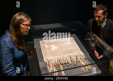 National Museum of Scotland, Edinburgh, Schottland, Großbritannien, 2. Juni 2023. Deklaration von Arbroath: Seit 18 Jahren nicht gesehen, wird das zerbrechliche 703 Jahre alte Dokument einen Monat lang der Öffentlichkeit ausgestellt. Im Bild: Dr. Alice Blackwell (Senior Curator Medieval Archaeology and History NMS) und Dr. Alan Borthwick (Head of Medieval and Early Modern Records National Records of Scotland) bewundern das Dokument. Kredit: Sally Anderson/Alamy Live News Stockfoto