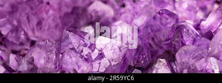 Amethyst-Stein, Panorama-Webbanner mit violettem Kristallstein Stockfoto