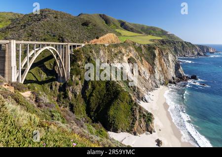 Die Bixby Bridge an der Meeresküste von Big Sur, Kalifornien, bietet eine malerische Kulisse für Roadtrips Stockfoto