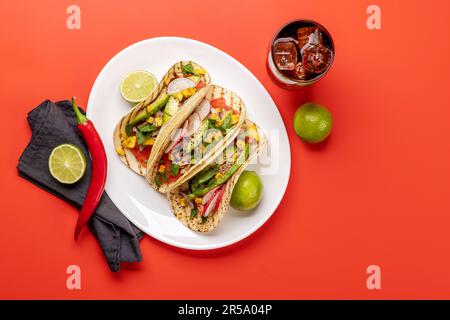 Mexikanische Küche mit Tacos mit Fleisch und gegrilltem Gemüse. Flach über Rot gelegt Stockfoto