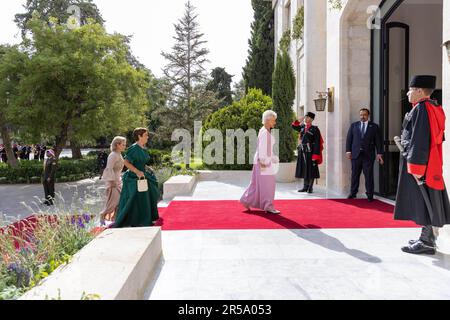 Amman, Jordanien. 01. Juni 2023. Prinzessin Muna (oder Mona), Mutter von König Abdullah II., nimmt am 1. Juni 2023 an der königlichen Hochzeit von Kronprinz Al Hussein bin Abdullah II. Im Zahran-Palast in Amman, Jordanien, Teil. Foto: Balkis Press/ABACAPRESS.COM Kredit: Abaca Press/Alamy Live News Stockfoto