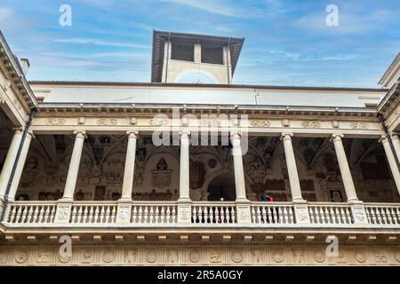 Padova, Italien - 03-05-2022: Die schöne Fassade der Universität Padua Stockfoto