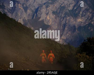 MULI, CHINA 1. JUNI 2023 Feuerwehrleute bekämpfen ein