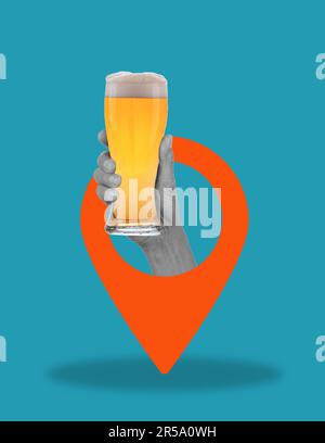 Bierparty. Zeitgenössische Kunstcollage einer menschlichen Hand, die ein Glas schaumiges Bier hält, isoliert auf blauem Hintergrund mit einem Navigationssymbol. Konzept eines Stockfoto