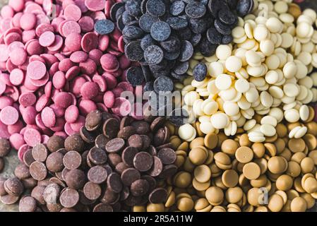 Ruby White und Dark Chocolate Callets Closeup – Gebärte Schokoladenwaren. Hochwertiges Foto Stockfoto