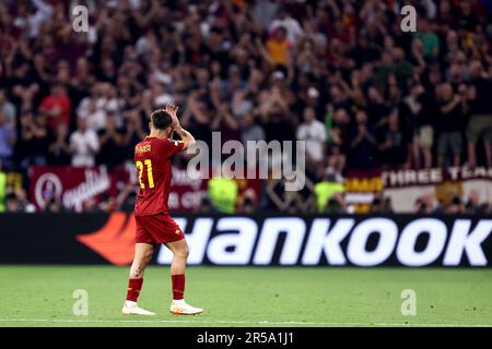 Paulo Dybala von AS Roma zeichnet die Fans während des Finalspiels der UEFA Europa League vor dem FC Sevilla und als Roma in der Puskas Arena am 31 2023. Mai in Budapest, Ungarn, aus. Stockfoto