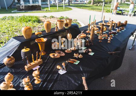 04.18.2023 Hillegom, Niederlande. Kleine Accessoires aus Holz von einem lokalen niederländischen Künstler auf einem Tisch mit schwarzem Stoff. Hochwertiges Foto Stockfoto