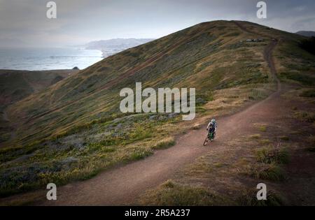 Ein Mountainbiker fährt auf einem Pfad in Pacifica, CA. Stockfoto