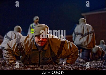 Ein Soldat in der Grundausbildung macht Liegestütze während der körperlichen Trainingsformation. Stockfoto