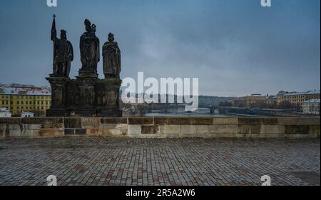 Die Karl-Brücke in Prag an einem bewölkten Herbsttag Stockfoto