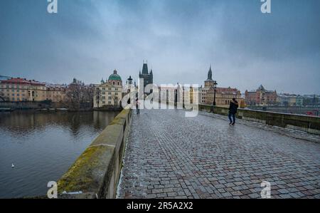 Die Karl-Brücke in Prag an einem bewölkten Herbsttag Stockfoto