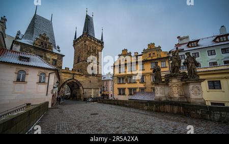 Die Karl-Brücke in Prag an einem bewölkten Herbsttag Stockfoto