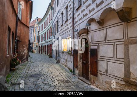 Straßenszene in der mittelalterlichen Stadt eský Krumlov Stockfoto