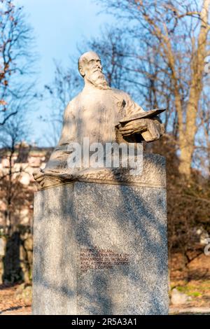 Marmorstatue des italienischen Malers Filippo Carcano aus dem 19. Jahrhundert im Indro-Montanelli-Garten, Viertel Porta Venezia, Mailand, Italien Stockfoto