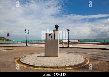 Monumento Juan de la Cosa am Kreisverkehr an der Promenade in Stockfoto