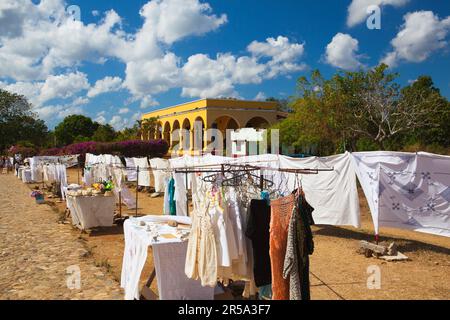 Typischer kubanischer Markt in der Nähe des alten Sklavereiturms Manaca Iznaga Stockfoto