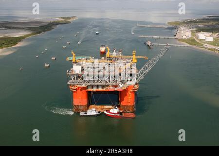 Offshore-Plattform auf dem Weg zum Standort von der Werft Stockfoto