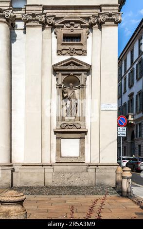 Statue in einer Nische der Fassade der Kirche San Giuseppe, barocke römisch-katholische Kirche, Milano Stadtzentrum, Region Lombardei, Italien. Stockfoto