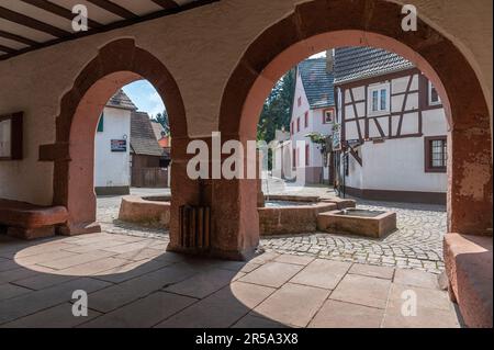 Blick durch die Arkaden des historischen Rathauses, Leinsweiler, Pfalz, Rheinland-Pfalz, Deutschland, Europa Stockfoto