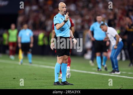 Anthony Taylor, offizieller Schiedsrichter, Gesten während des Finalspiels der UEFA Europa League vor dem FC Sevilla und als Roma in der Puskas Arena am 31 2023. Mai in Budapest, Ungarn . Stockfoto