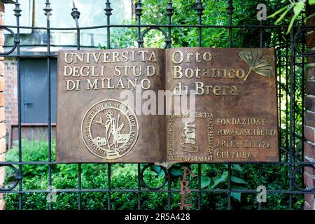 Bronzene Plakette mit Blick auf den Botanischen Garten von Brera (auf Italienisch „Orto Botanico di Brera“), Teil des Brera Academy Complex, Mailand, Italien Stockfoto